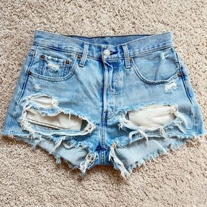 light wash distressed levi’s denim shorts